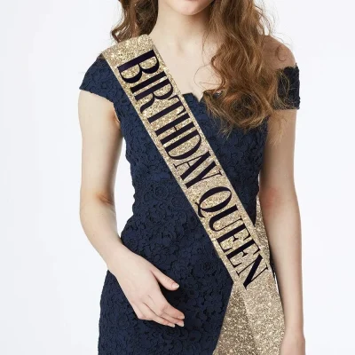Birthday Queen Gyllltur Axlarborði
