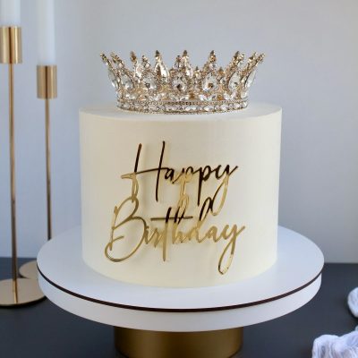 Skilti framan á köku Happy Birthday